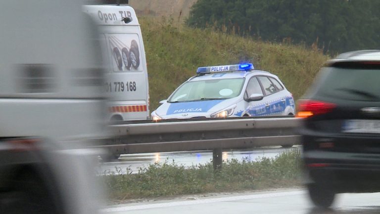 Bez spodni biegał po autostradzie (WIDEO)