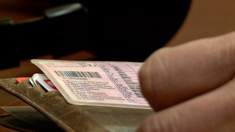 Jazda bez prawka w kieszeni (WIDEO)