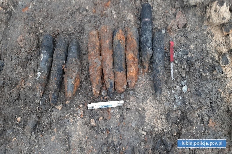 20 niewybuchów na podwórku przed komendą