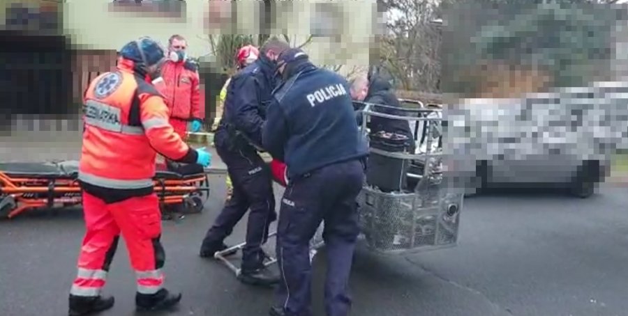 Desperat na dachu, mundurowi w akcji