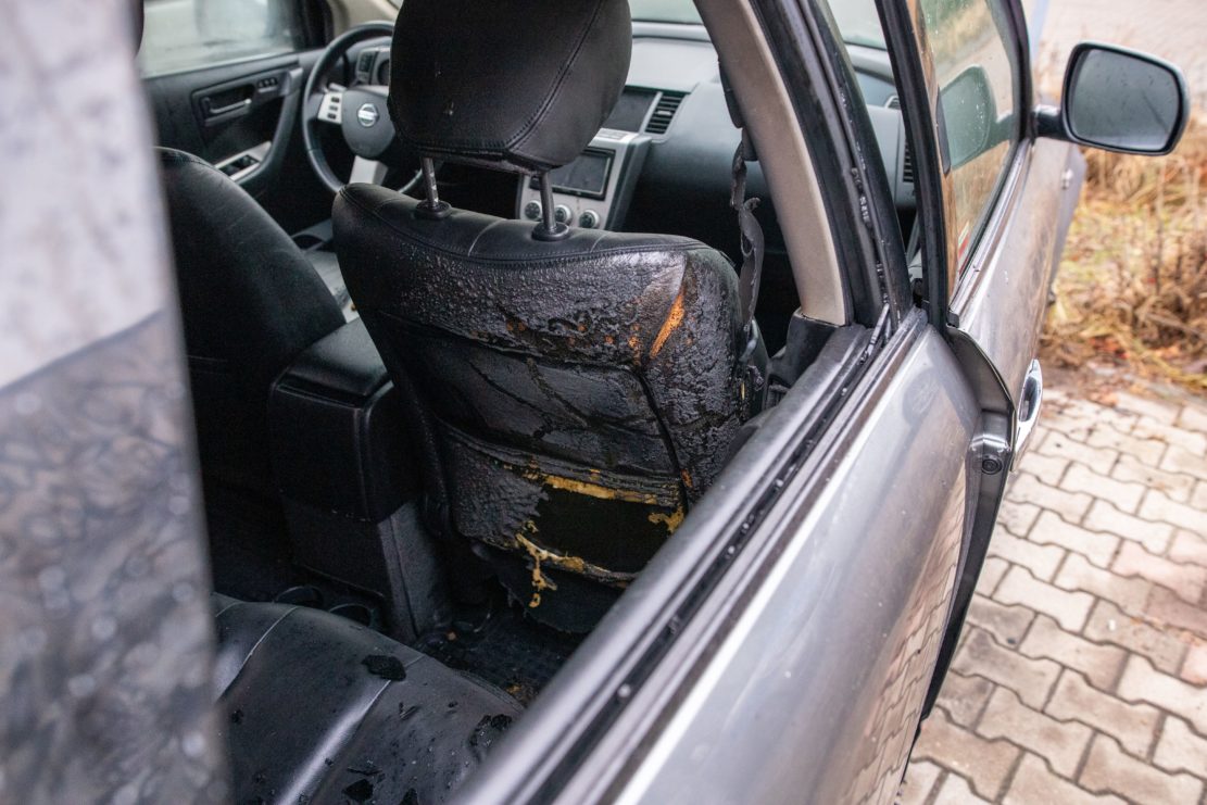 Nocny pożar aut. W jednym znaleziono pojemnik, który mógł posłużyć podpalaczowi