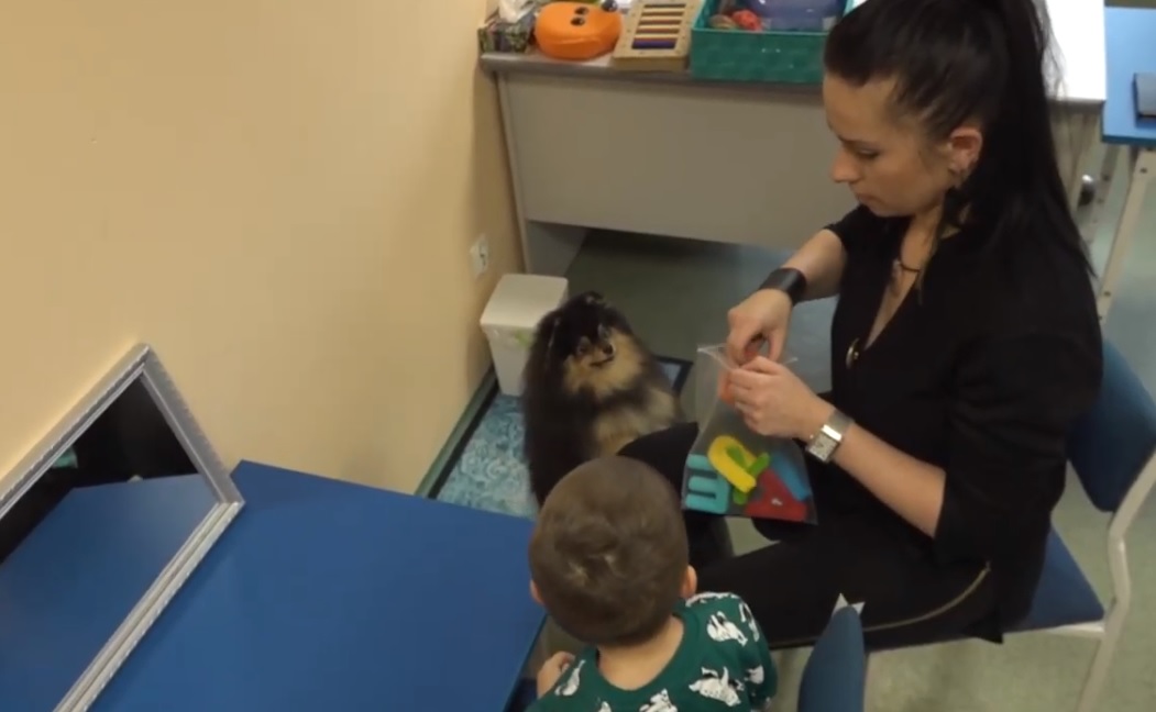 Puchaty terapeuta pomaga w nauce