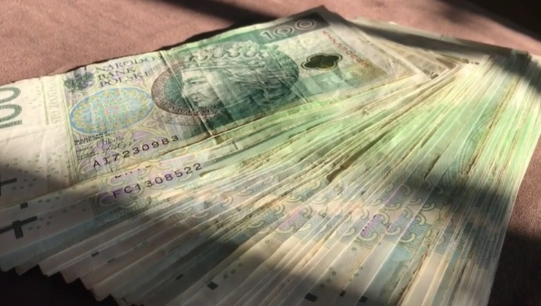 20 tysięcy miał wyrzucić przez okno