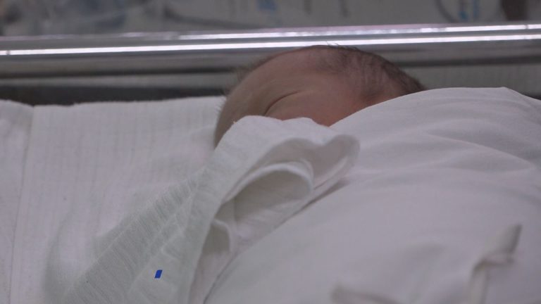 Noworodki z koronawirusem w ciężkim stanie