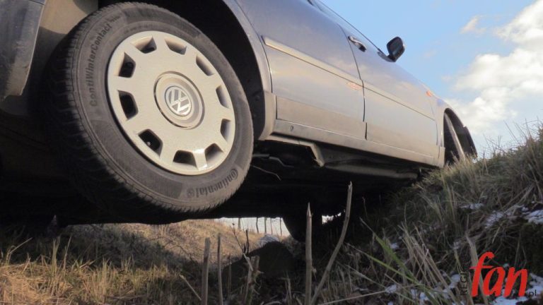 Droga była śliska, prędkość niedostosowana