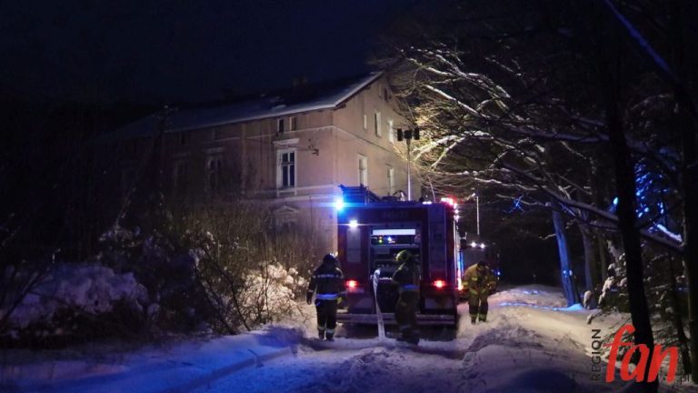 Pożar domu wielorodzinnego w Półwsiach (WIDEO)