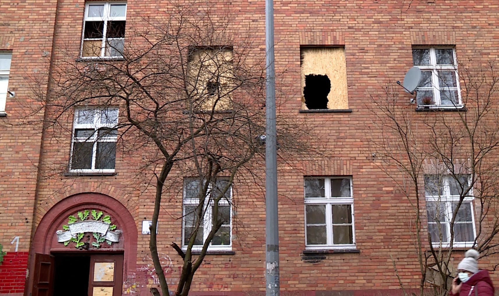 Pożar i bijatyka z policją (WIDEO)