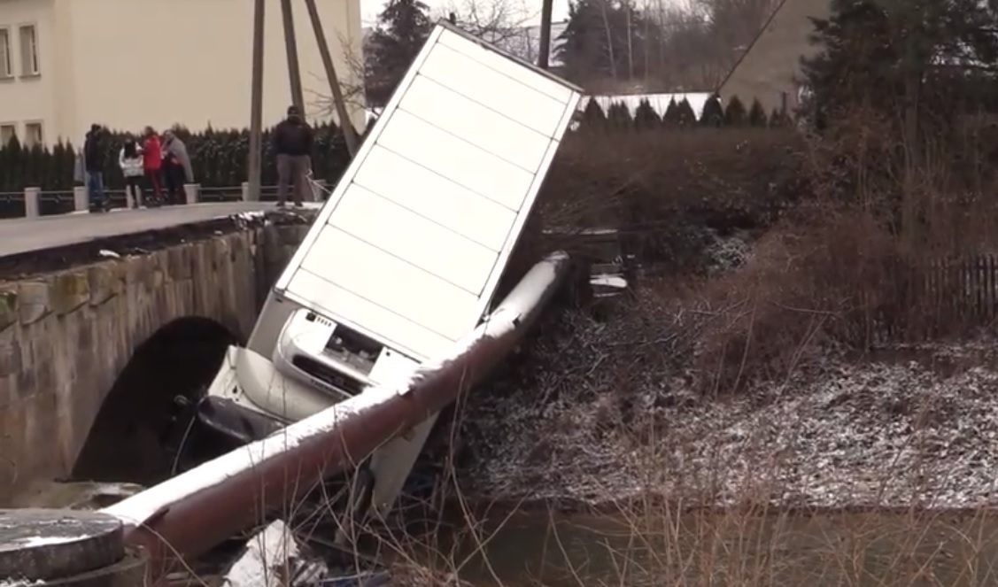POWIAT ZŁOTORYJSKI. Ciężarówka spadła z mostu