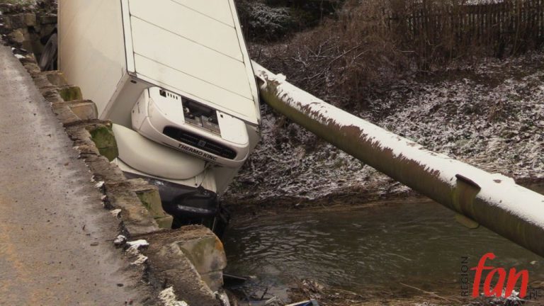 Ślisko! W Zagrodnie ciężarówka spadła z mostu (WIDEO)