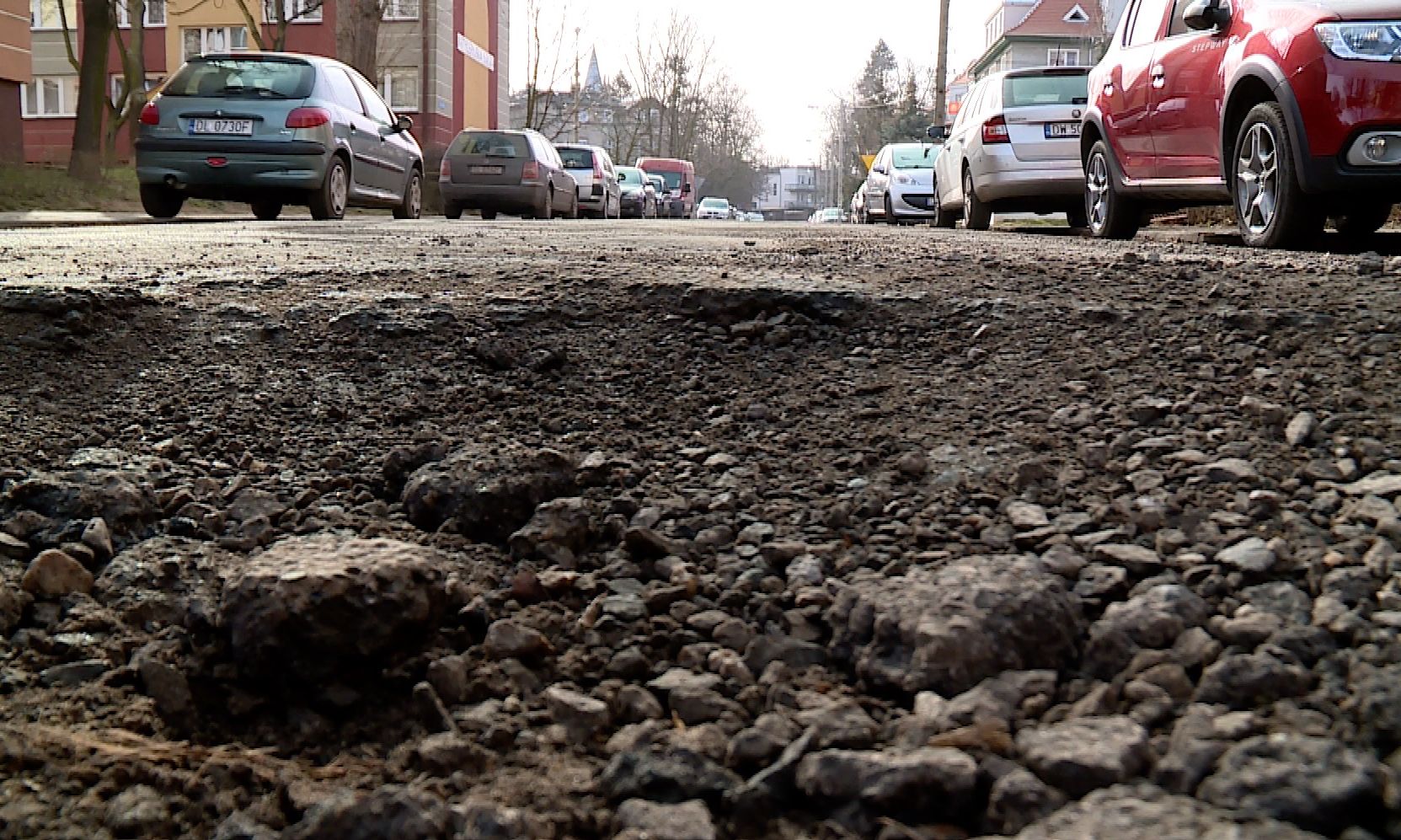 Dziurawe drogi utrapieniem kierowców (WIDEO)