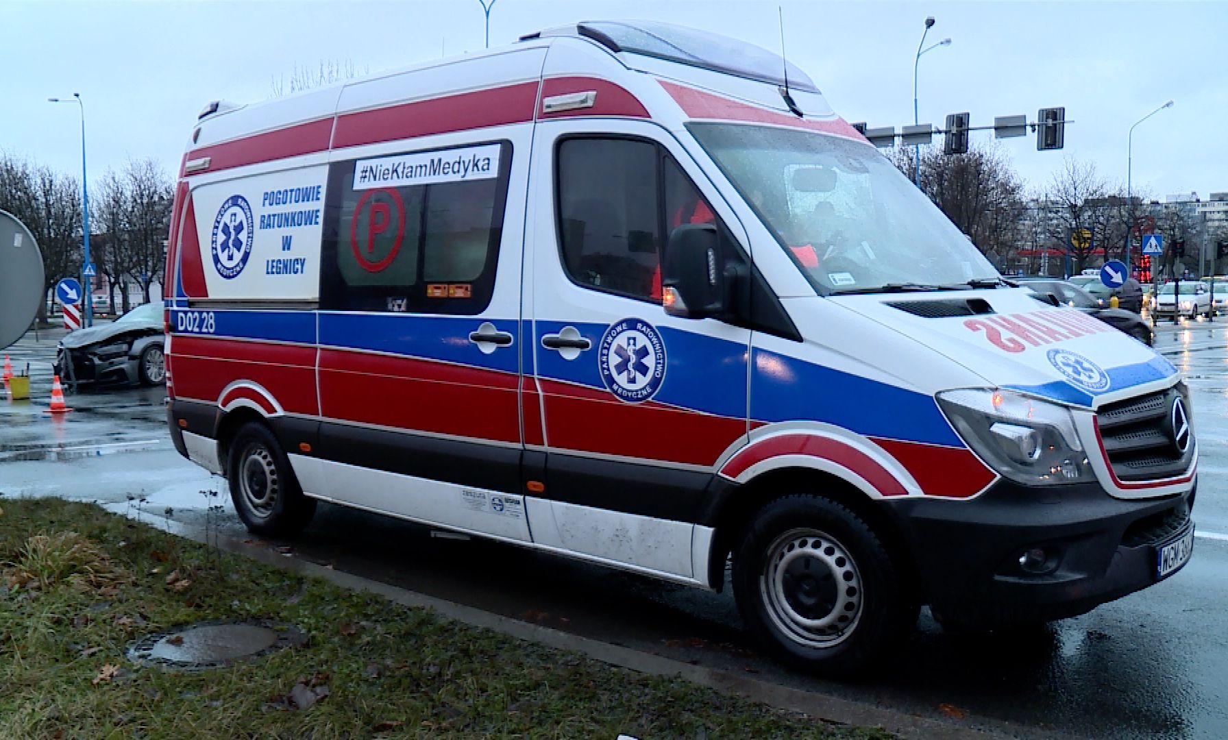 Audi uderzyło w karetkę. Mandat dla ratownika (WIDEO)