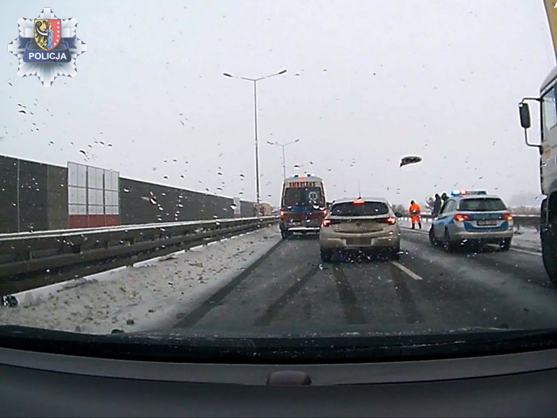 Eskortowali rodzącą kobietę