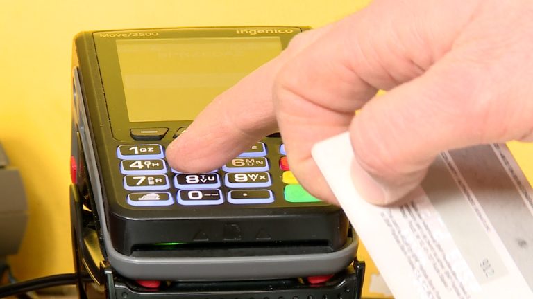 Płacił za zakupy nie swoją kartą