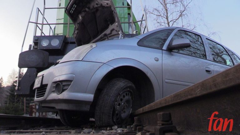 Opel zderzył się z lokomotywą (WIDEO)