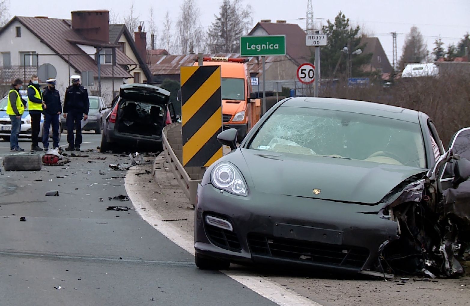 Czołowe zderzenie porsche i renault (WIDEO)