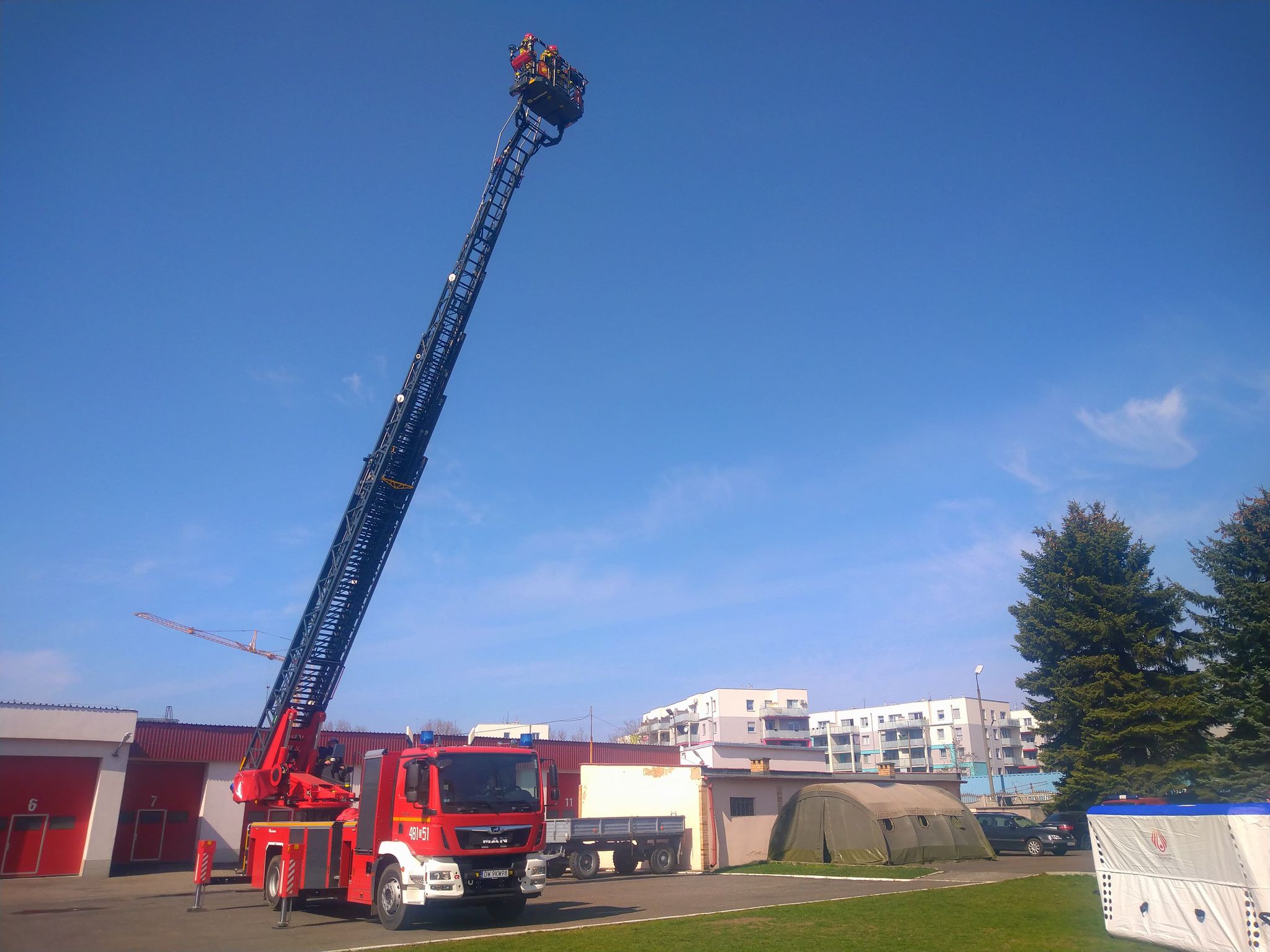 Strażacy mają drabinę do samego nieba