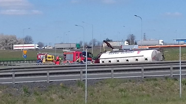 Wypadek na zjeździe, kierowca był zakleszczony przez kilka godzin