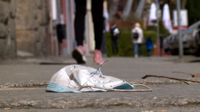 Łatwo wdepnąć w… maseczkę (WIDEO)