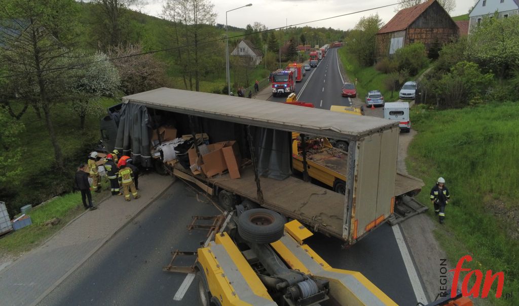 Ciężarówka w rowie. DK3 zablokowana (FOTO, WIDEO)