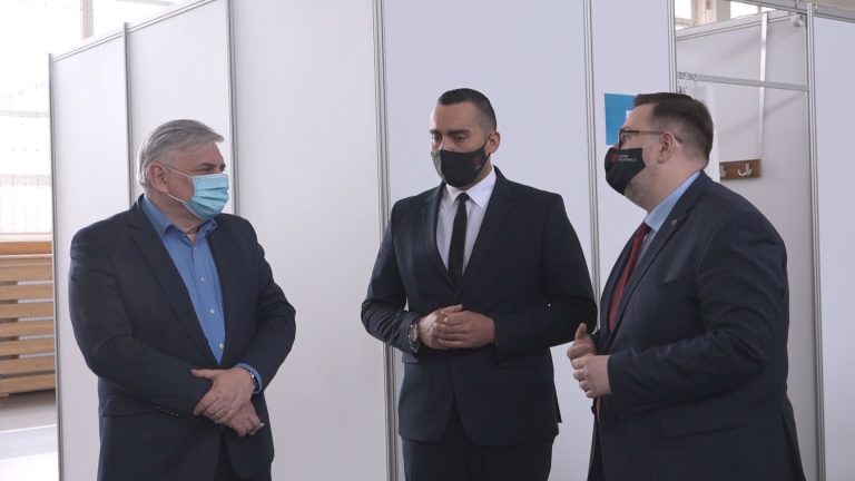 Wojewoda z wizytą w punkcie szczepień (WIDEO)