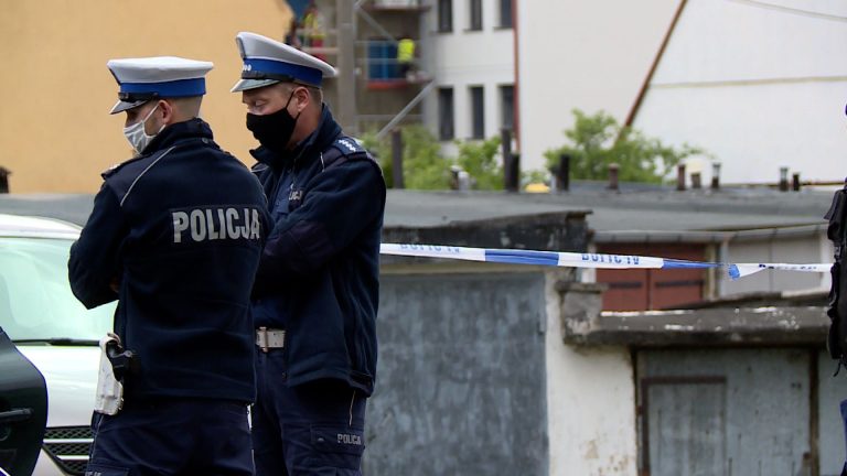 Zaatakował policjantów. Padły strzały (WIDEO)