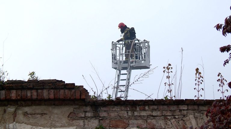 Płonął dawny szpital przy Chojnowskiej (WIDEO)