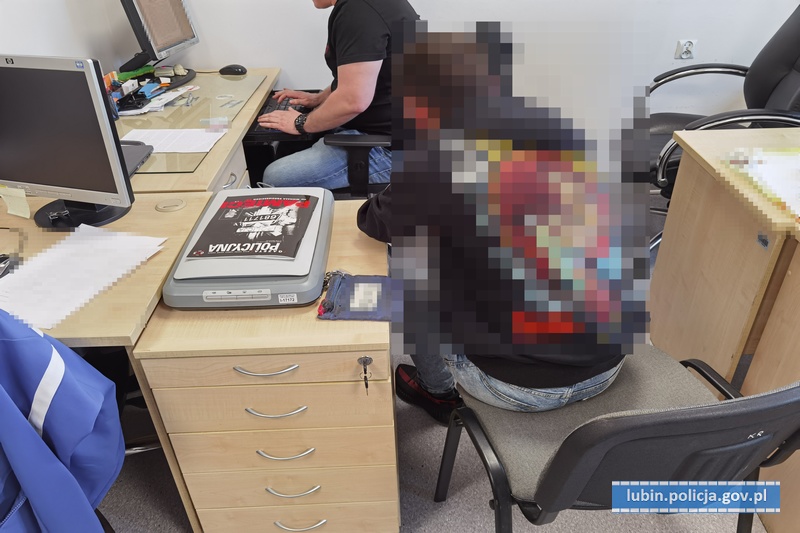 Okradali młodszych kolegów i im grozili