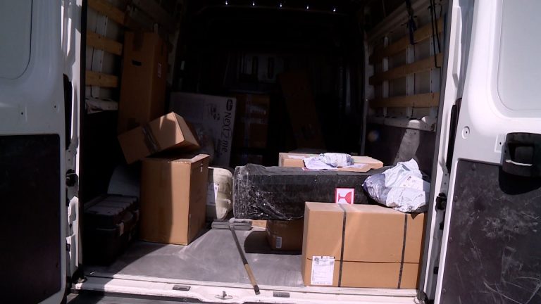 Paczki w ogniu, kierowca w szpitalu (WIDEO)