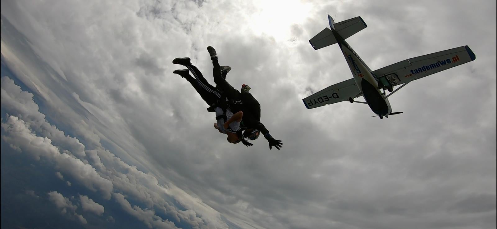 Skoczyli ze spadochronu by przełamać bariery