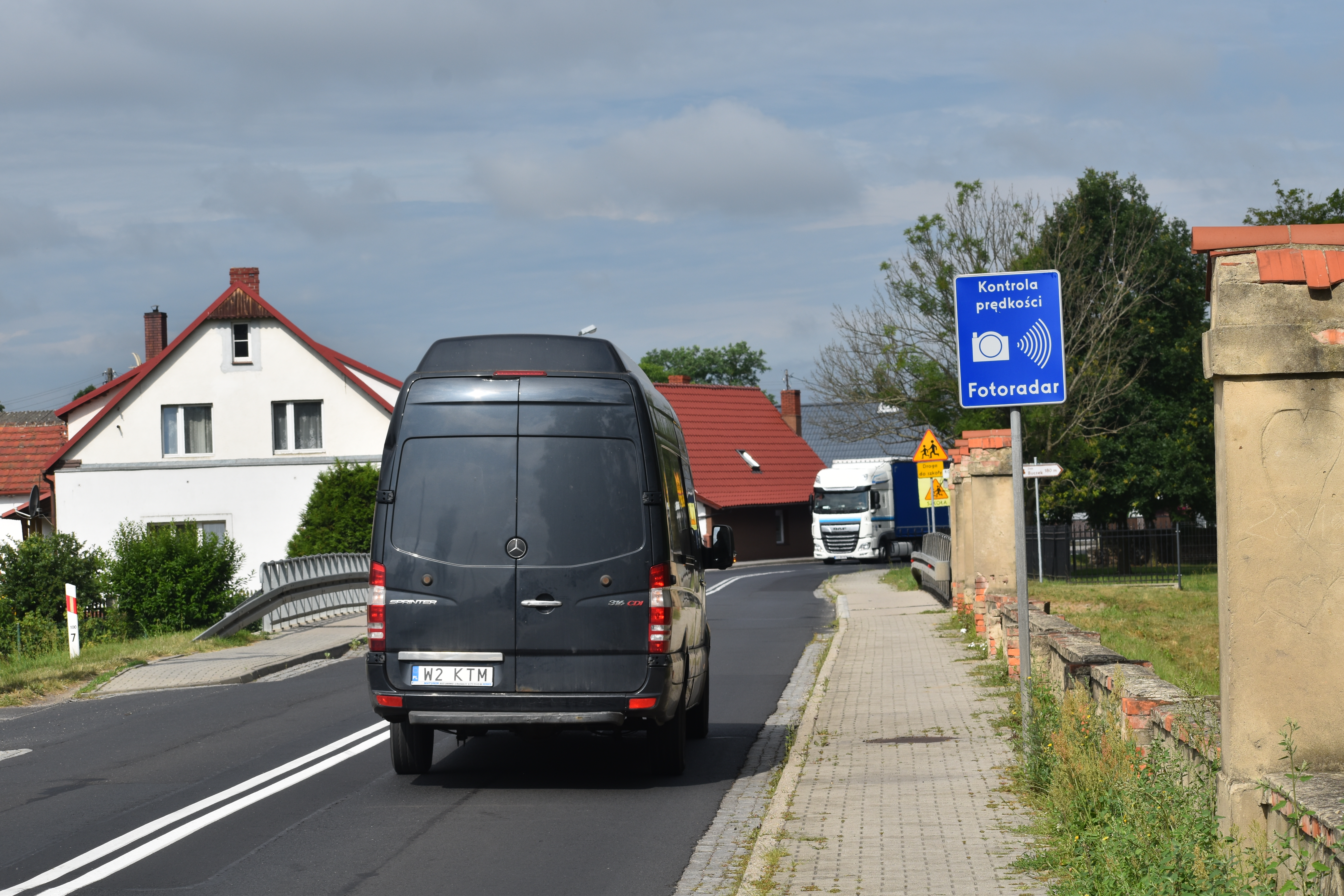 Leżał głową na ruchliwej drodze