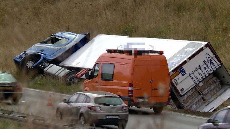 Ciężarówka w rowie przy A4. Powód? (WIDEO)