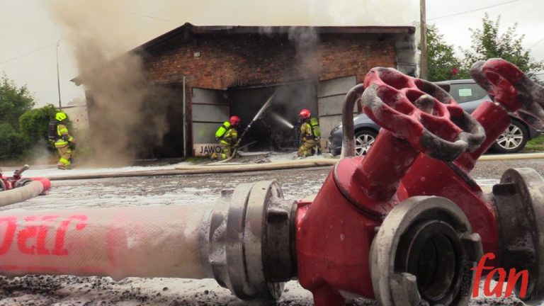 Pożar garażu – jedna osoba poparzona (WIDEO)