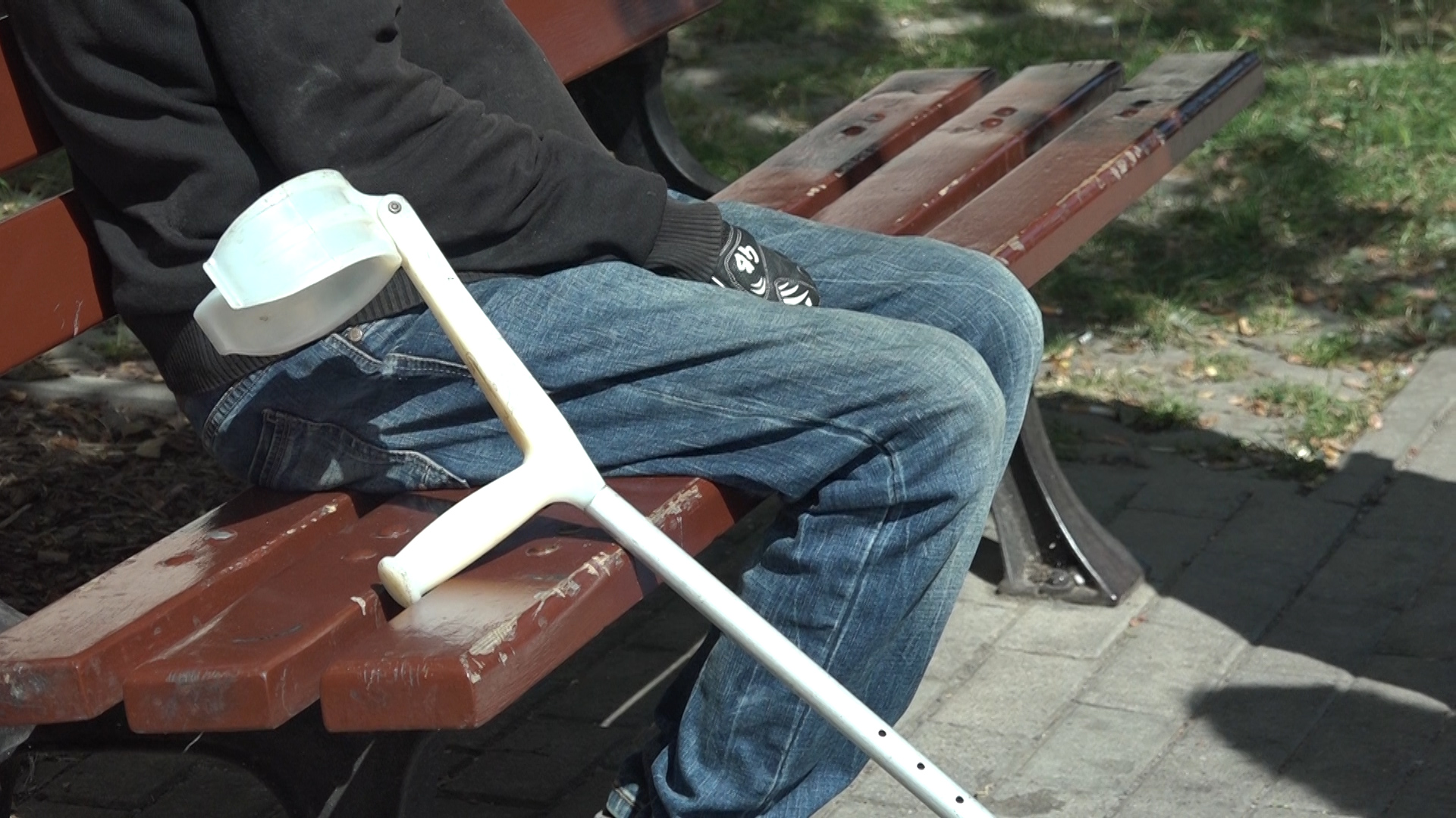 Od 6 lat mieszka w piwnicy- mieszkańcy bloku proszą o pomoc