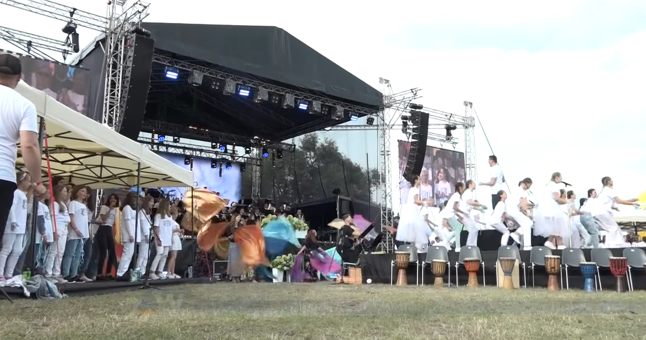 Śpiewem i tańcem chwalili Pana