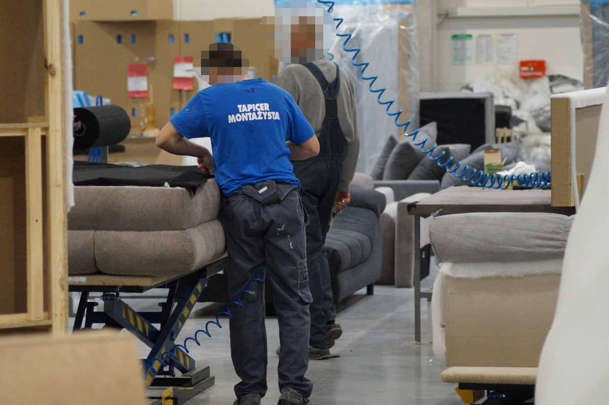 Więzienny biznes kwitnie. Osadzeni produkują meble