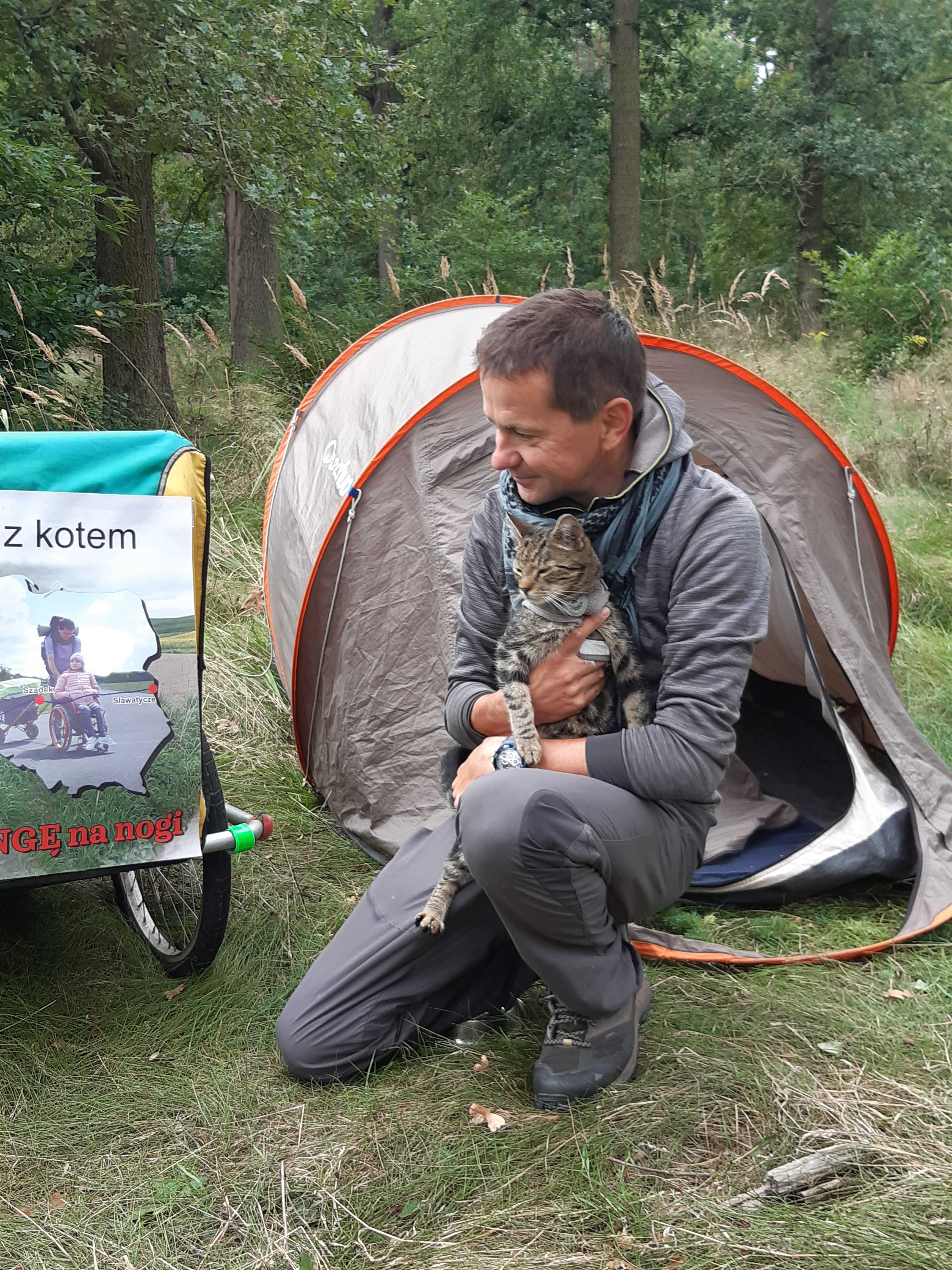 Wędruje przez Polskę i pomaga 14 – latce