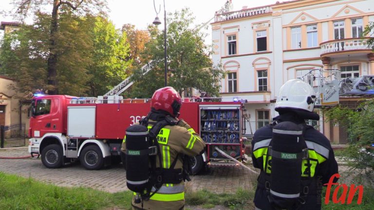 LEGNICA: Pożar poddasza budynku przy ul. Korfantego (FOTO, WIDEO)