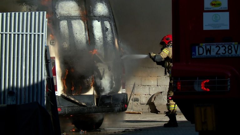 Bus w płomieniach (WIDEO)