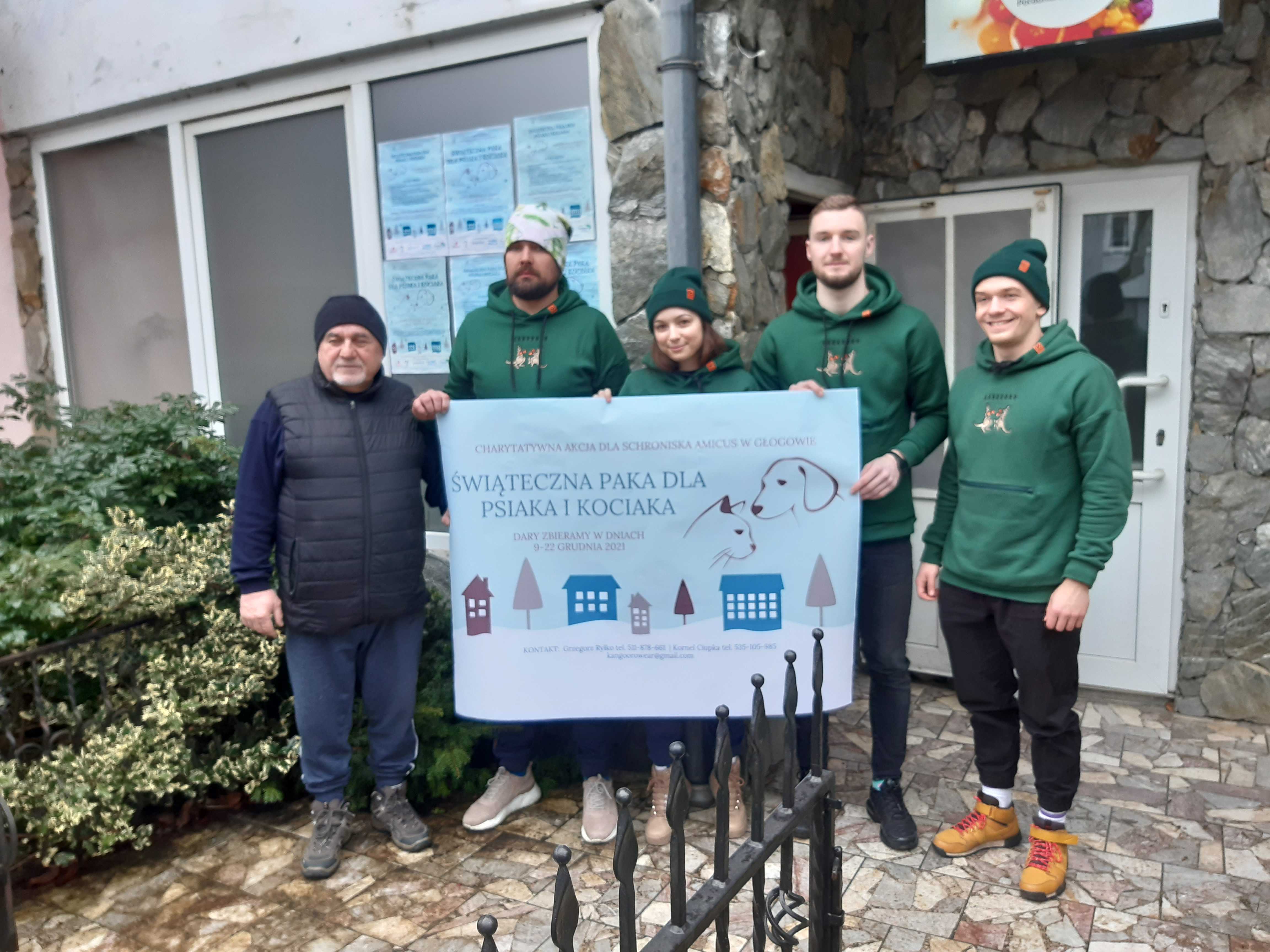 Zawieźli dary dla psiaków i kociaków