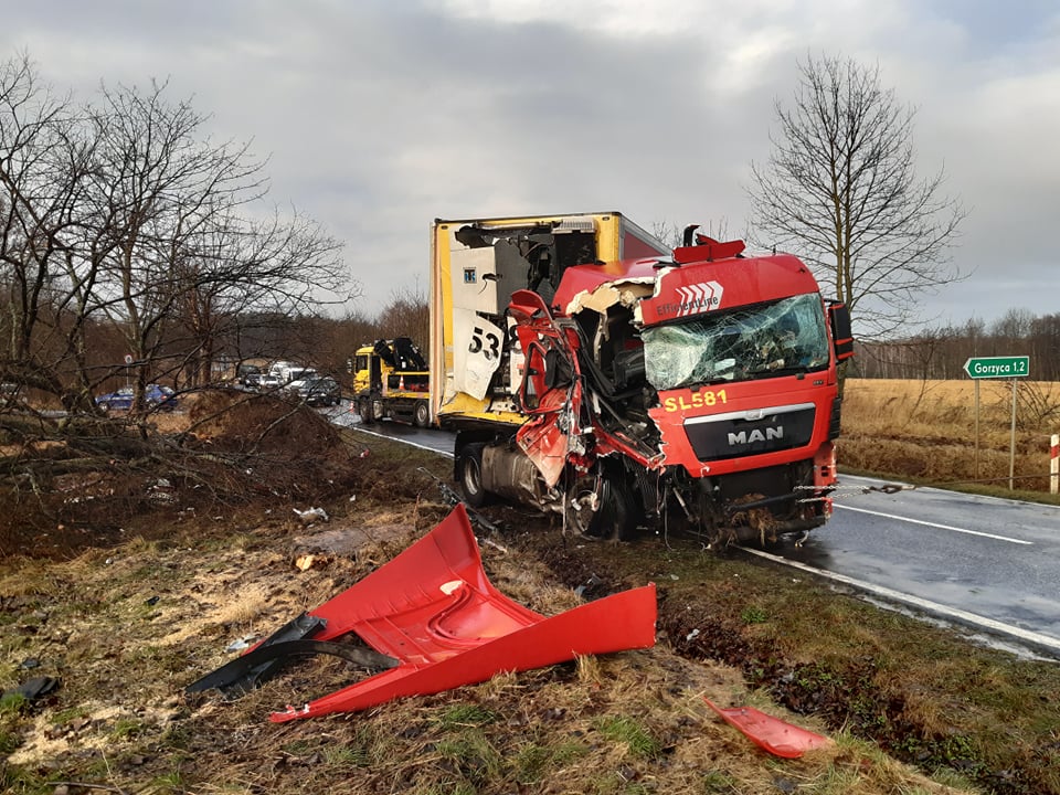 Wpadł w poślizg i uderzył w drzewo. Na drogach szklanka