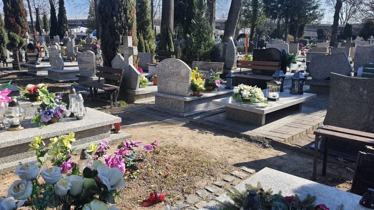 Spał na cmentarzu i piekł tam kiełbaski