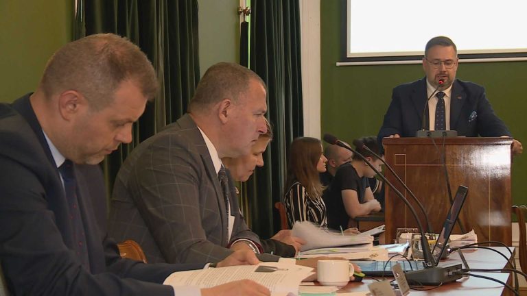 Z absolutorium, ale bez wotum zaufania