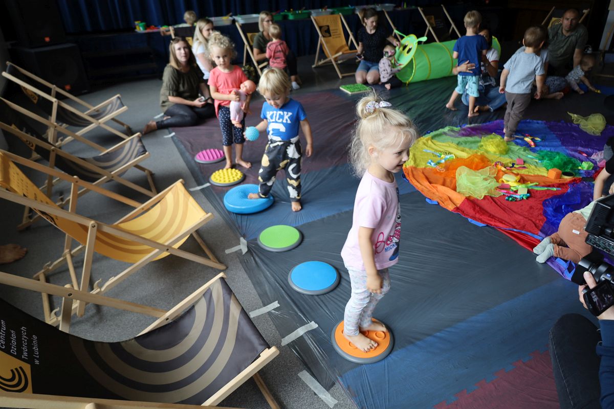 Maluszki pobudzały zmysły w Centrum Działań Twórczych