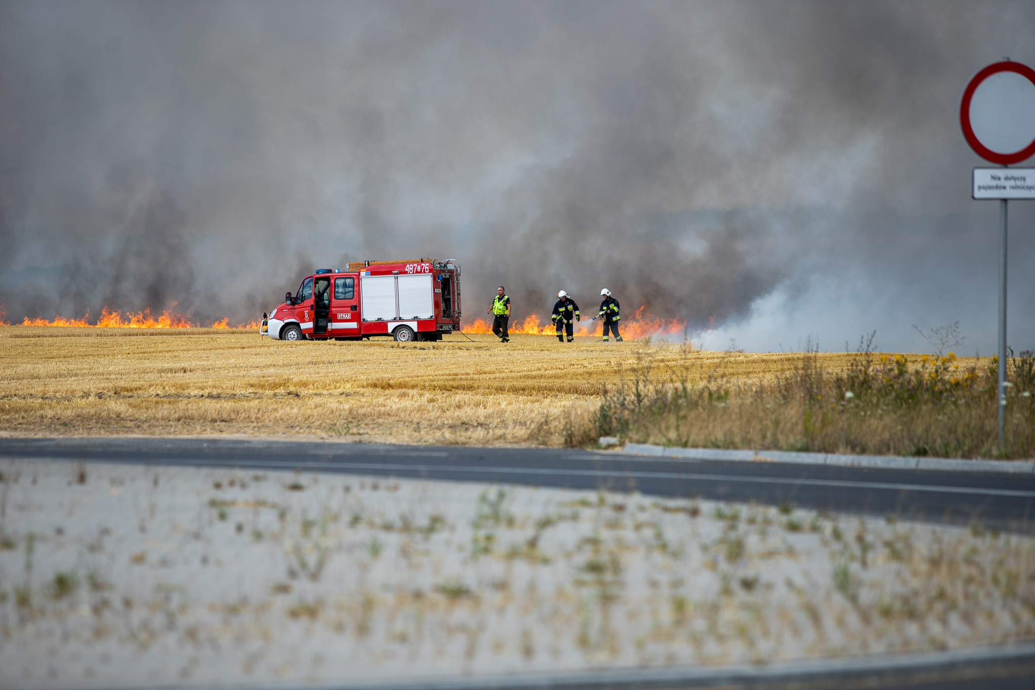 Wielki pożar zboża, dym widoczny z kilometrów