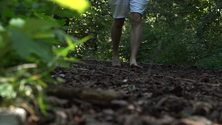 Na boso po szyszkach czy żwirze