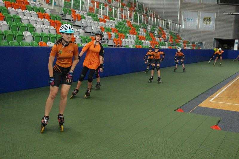 Można pojeździć na wrotkach w hali