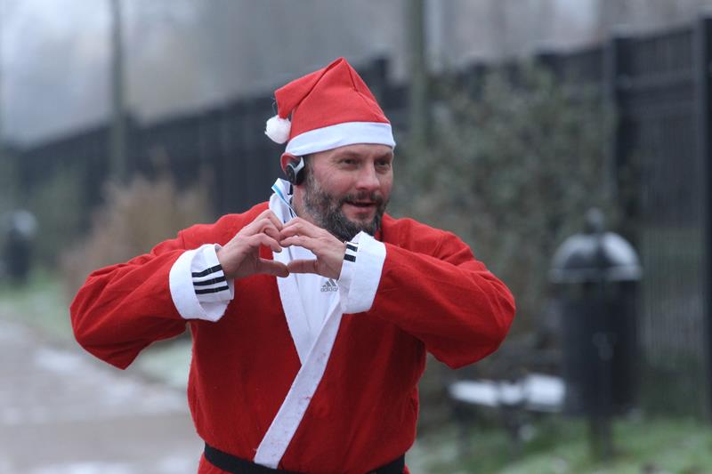 Biegający Mikołaje i parkrun pomagają dzieciom
