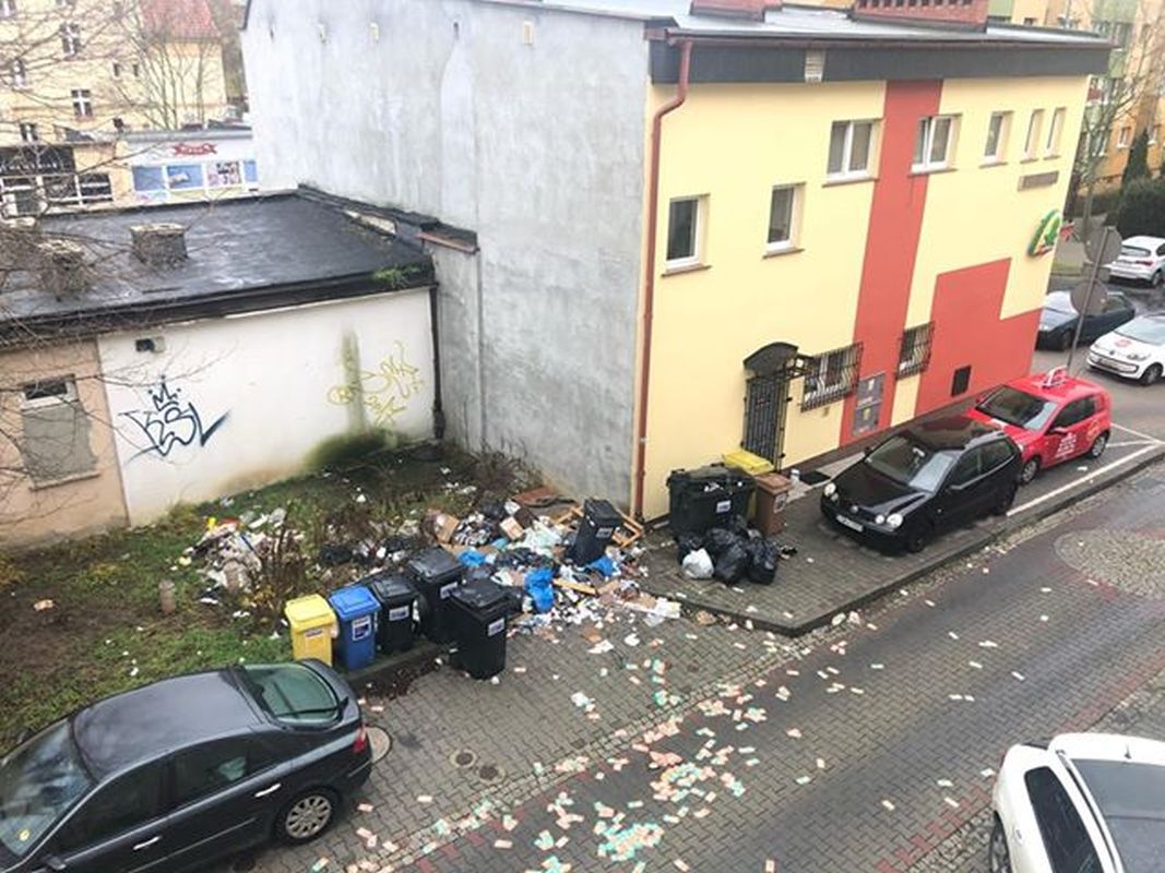 Problemem śmieci w centrum miasta zajmie się policja (FOTO)
