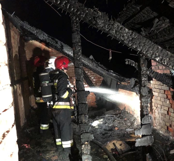Nocy pożar domu. Z żywiołem walczyło 9 zastępów strażaków (FOTO)