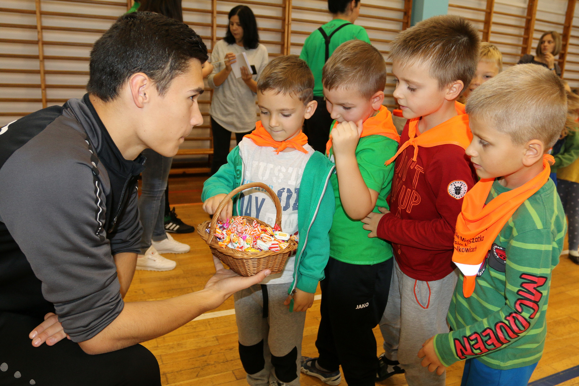 Piłkarze spotkali się z dziećmi (FOTO)